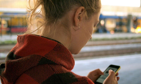 Νέες μητέρες που χρησιμοποιούν συχνά smartphone επιβραδύνουν την ανάπτυξη του λόγου των παιδιών τους - Instaboost.gr